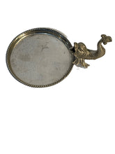 Carica l&#39;immagine nel visualizzatore di Gallery, Sottobottiglia in silver plate, XX secolo, con elegante manico stilizzato
