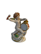 Carica l&#39;immagine nel visualizzatore di Gallery, Ceramica Capodimonte, angioletto con tamburo, XX secolo.
