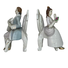 Carica l&#39;immagine nel visualizzatore di Gallery, Coppia di statuine vintage in ceramica marcata Royal Porzelan
