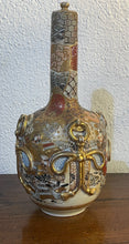 Carica l&#39;immagine nel visualizzatore di Gallery, Bottiglia di ceramica Giapponese, XX secolo
