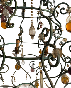 Lampadario in ferro battuto, vintage, decorato da pendenti di varia forma e misura e tema floreale realizzati in vetro di Murano