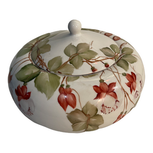 Zuppiera in ceramica, XX secolo, finemente decorata a mano, motivi floreali, firmata