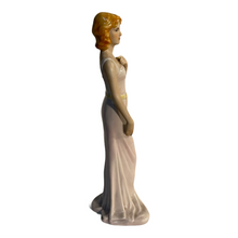 Carica l&#39;immagine nel visualizzatore di Gallery, Statuina ceramica vintage, donna, anni ‘70
