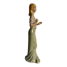 Carica l&#39;immagine nel visualizzatore di Gallery, Statuina ceramica vintage, donna, anni ‘70
