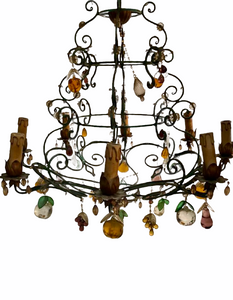 Lampadario in ferro battuto, vintage, decorato da pendenti di varia forma e misura e tema floreale realizzati in vetro di Murano
